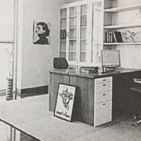 财务室的办公桌为什么不能背靠窗户？