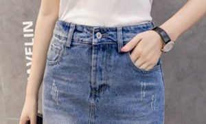 昨晚梦到穿着超短裙时不幸破了一个巨大的洞，尴尬不已的经历