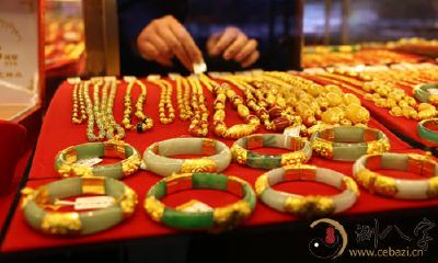 做梦梦见在地上捡到一件华丽的黄金饰品，心情非常兴奋和惊喜