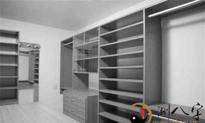 在梦中看到自己的衣柜里堆满了大量的钞票与金币