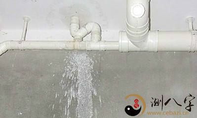 我做了一个梦，在梦中房子出现渗水的情况，让我倍感焦虑与不安