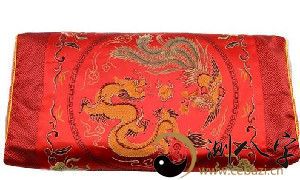 今夜梦中想起，心头浮现那个绣花枕头：美好回忆联想起，温馨情感溢出心房