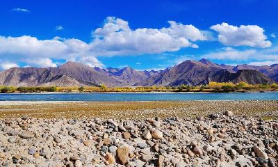 巨蟹座：看似冷傲，实则有明显的依赖感和深藏不露的低落情绪，常常遗泪滴干后夹带悲恸的身后之旅