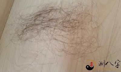 醒来后想起梦境：自己惊恐地发现头发大把脱落，体验无法忘怀的梦境