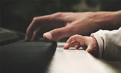 如何根据农历2019年三月初五子时出生的女宝宝的五行特征来为其取名，以及详细解读其五行归属？