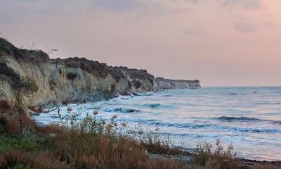 如何为于2019年三月二十四日诞生的男婴起个有利五行属性的法定名字？