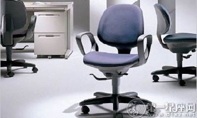 办公室桌椅的摆放方式与职场人际关系存在密切关联