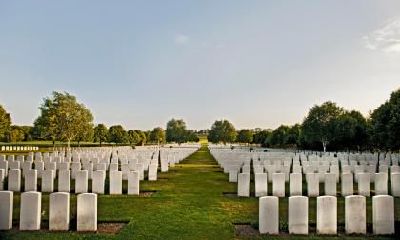 在2023年的农历二月十二日，是否可以举行出殡下葬仪式？