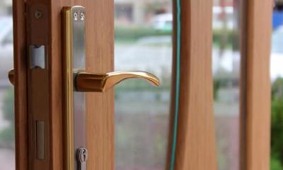 在2023年的农历闰二月初二，根据黄历的推算和建议，是否适宜修建安门？