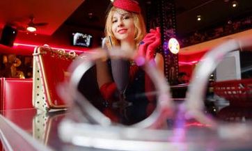 探究2023年6月27日出生的名为郑姓女孩的宝宝应取何种名字？