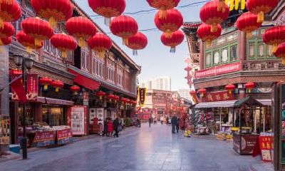 在2023年，过年前一天落在哪一天，具体是几月几号以及是星期几？