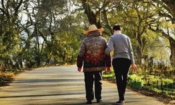 2023年春节必备：细节至上，讲究挂灯笼，店铺门口摆放多个灯笼，为过年增添喜气祥和氛围！