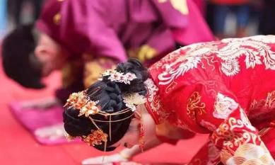 探寻幸福婚姻的关键：揭秘婚前心酸、婚后甜蜜背后的女命八字特征！