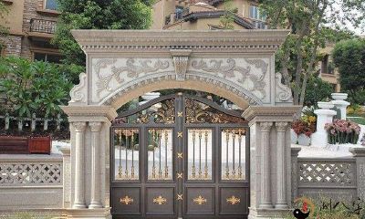 在梦中经历的惊险刺激：梦见自己经历了大门口的异变，身处陌生的环境中，面对着不同的人和事物，内心难免感到不安，所感所想均化为冷汗与颤栗