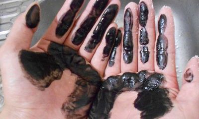 梦到手里粘满黑色的东西