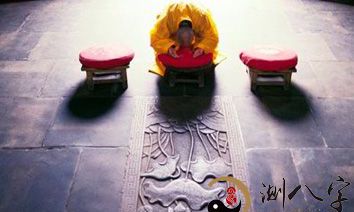 梦到自己在寺里烧香拜佛