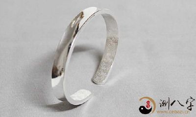 梦见别人帮我买珍贵银饰品