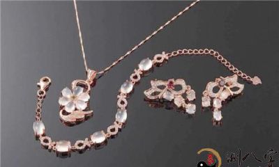 梦到配戴珠宝饰品