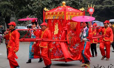 梦见与花轿中人互换东西