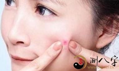 梦到自己脸部长了许多 脸上痘痘