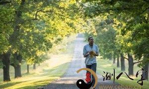 梦见过年一个人在外面散步