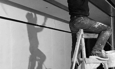 梦到从房屋上踩着人字梯出来