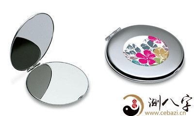 梦见小浴室镜子被他人粉碎了