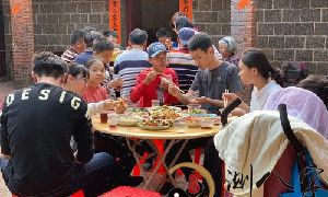 梦见家人团聚吃饭