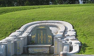 梦到辞别别人的墓葬