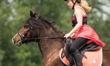 2023年六月十一出生梁姓女孩名字叫什么