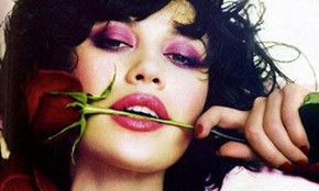 梦见风骚女子 风情女人