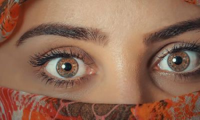 女人的左眉比右眉高吗？