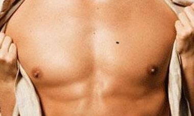 男胸前有痣的命运图解