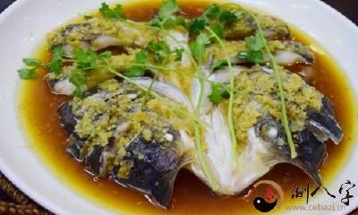 梦见大的剁椒鱼头放到地面上