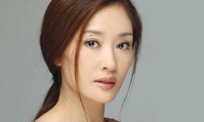 女人眉毛和眼间有痣