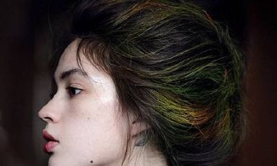 女人下颚底下有痣