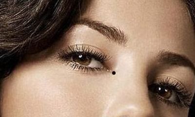 女人右眼山根处两个内眼角有痣