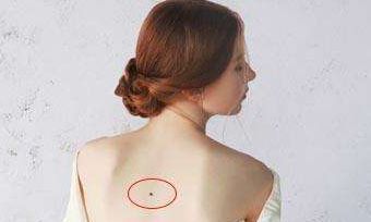 脊柱正中有痣，前程无限