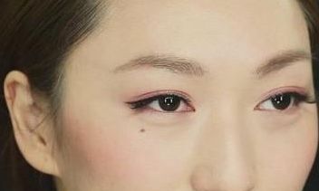 女人右眼下面有痣代表什么