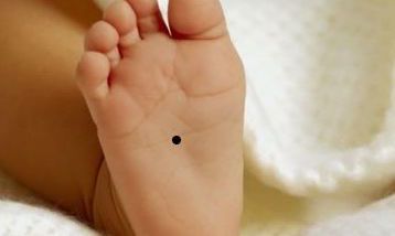 男人右脚底长一颗黑痣代表什么