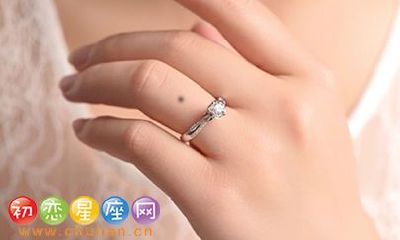 无名指长痣的女人命运