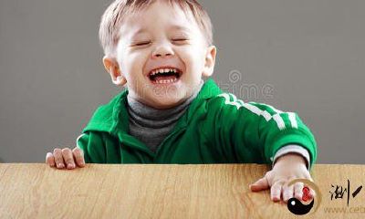 梦见小男孩掐我