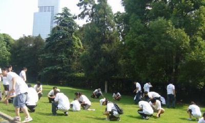 梦见在家门口拔草