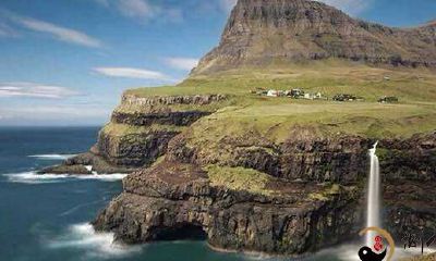 梦到悬崖绝壁往下安全着陆