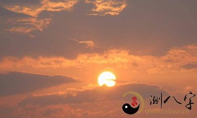 梦到太阳落山后喷出来彩光