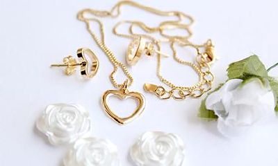 2020年中元节出生的女孩五行缺金名字大全！