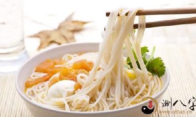 梦见吃面条吃撑了