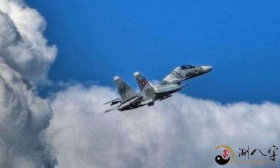 梦见飞机在云里飞