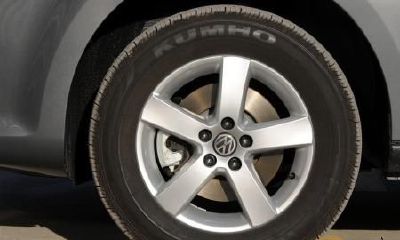 梦到自己车的一个车胎没有了