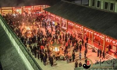 梦见黑夜走路有人烧香